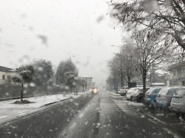 Quels dispositifs existent pour améliorer la visibilité des motocyclistes sur la route la nuit?