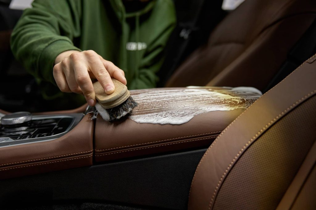 Guide pratique choix idéal pour le nettoyage cuir voiture